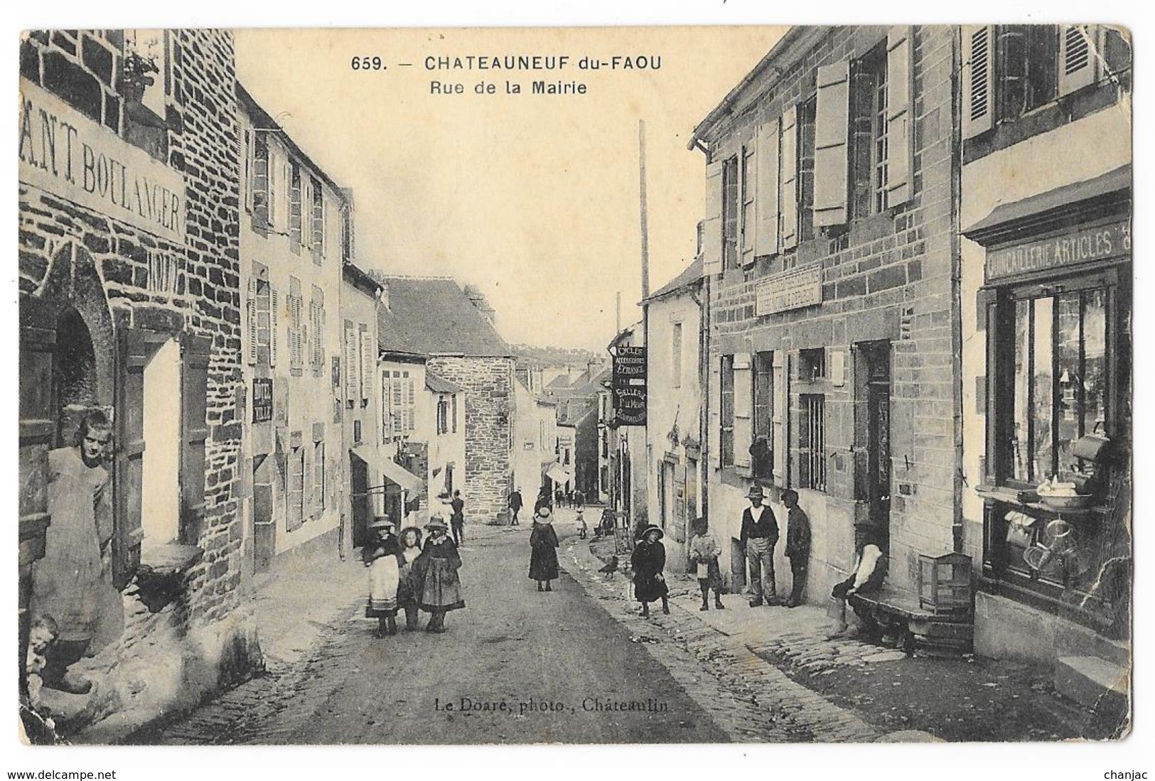 Cpa: 29 CHATEAUNEUF DU FAOU (ar. Châteaulin) Rue De La Mairie (Animée, Boulangerie, Quincaillerie) 1915 N° 659 (rare) - Châteauneuf-du-Faou