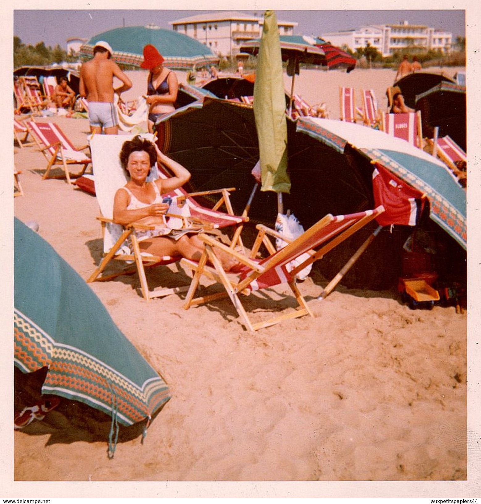 Photo Couleur Originale Carrée Tour Blanc Plage & Maillot De Bain - Pin-up à La Lecture Sur Deux Transats Tout Confort - Pin-Ups