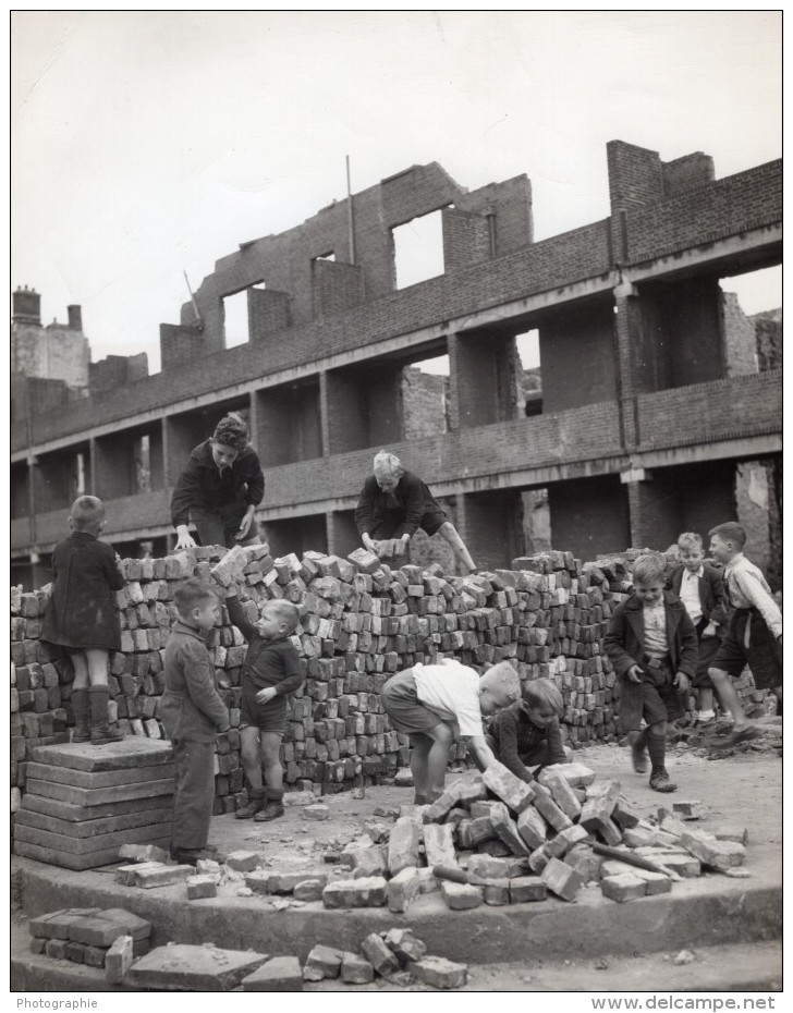 Pays Bas WWII Rotteradm En Ruines Enfant Aidant A La Reconstruction Ancienne Photo 1940's - War, Military