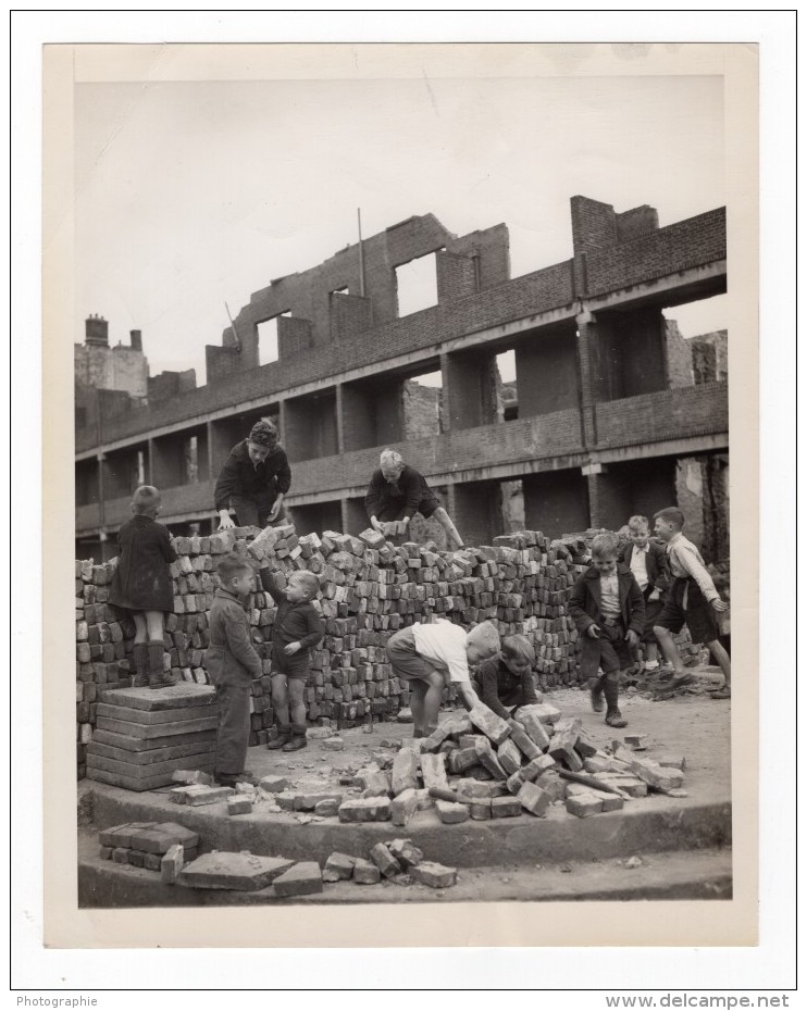Pays Bas WWII Rotteradm En Ruines Enfant Aidant A La Reconstruction Ancienne Photo 1940's - War, Military