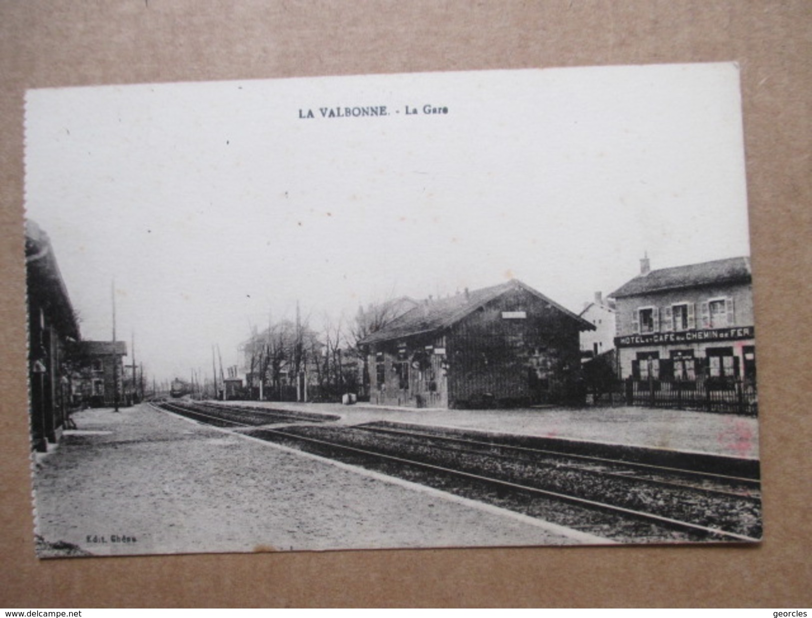 AIN  01      LA  VALBONNE  -  LA GARE  -   TRAIN  P.P.   -   HOTEL- CAFE .... ANIME    TTB - Non Classés