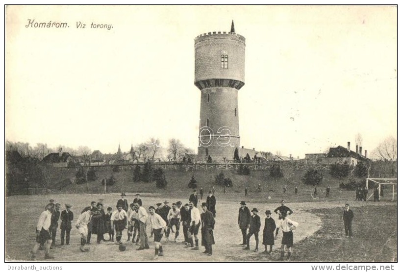 T2/T3 Kom&aacute;rom, Kom&aacute;rno; V&iacute;ztorony, Futball P&aacute;lya Labdar&uacute;gokkal / Water Tower,... - Non Classificati