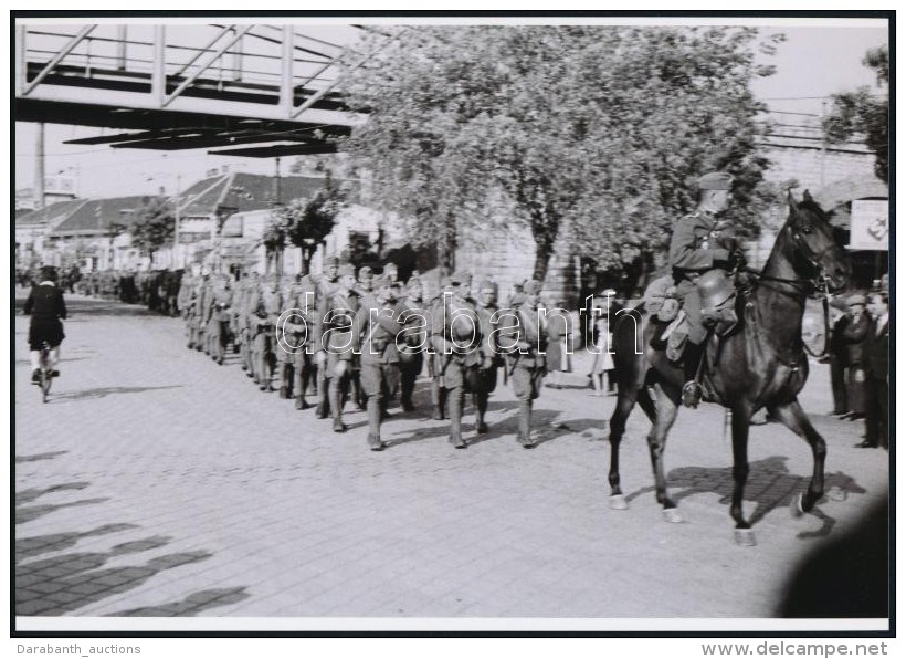 Cca 1920 Budapest, Katonai Alakulat Vonul&aacute;sa, 3 Db Vintage Negat&iacute;vr&oacute;l K&eacute;sz&uuml;lt Mai... - Altri & Non Classificati