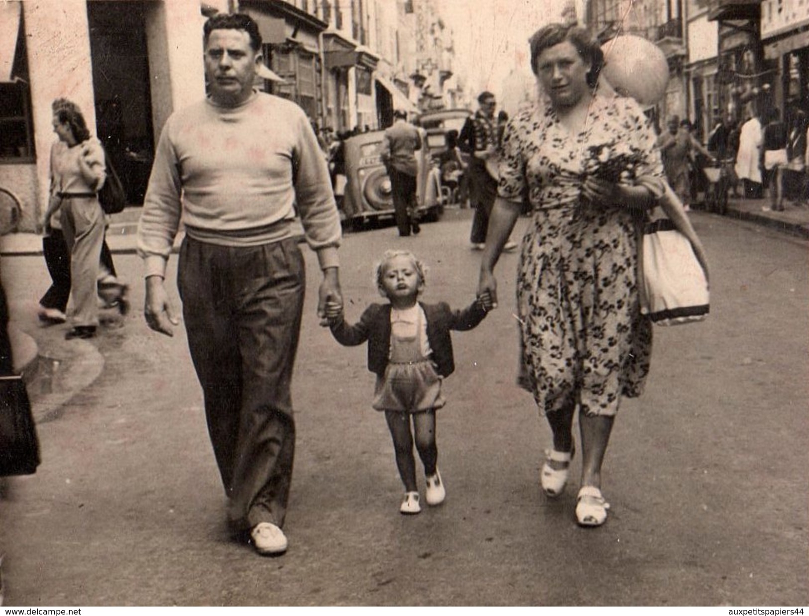 Photo Originale Ballade Familiale En Ville Un 20 Août 1949 En Belgique - Anonymous Persons