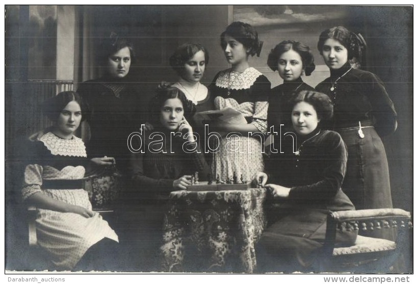 * T2 Sakkoz&oacute; H&ouml;lgyek, BelsÅ‘ / Ladies Playing Chess, Interior, Photo - Zonder Classificatie