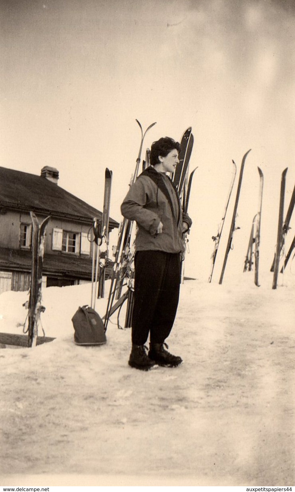 Photo Originale Pin-up En Tenue De Ski " Chez La Tante " Le Mont D'Arbois En Mars 1955 à Megève - Pin-up