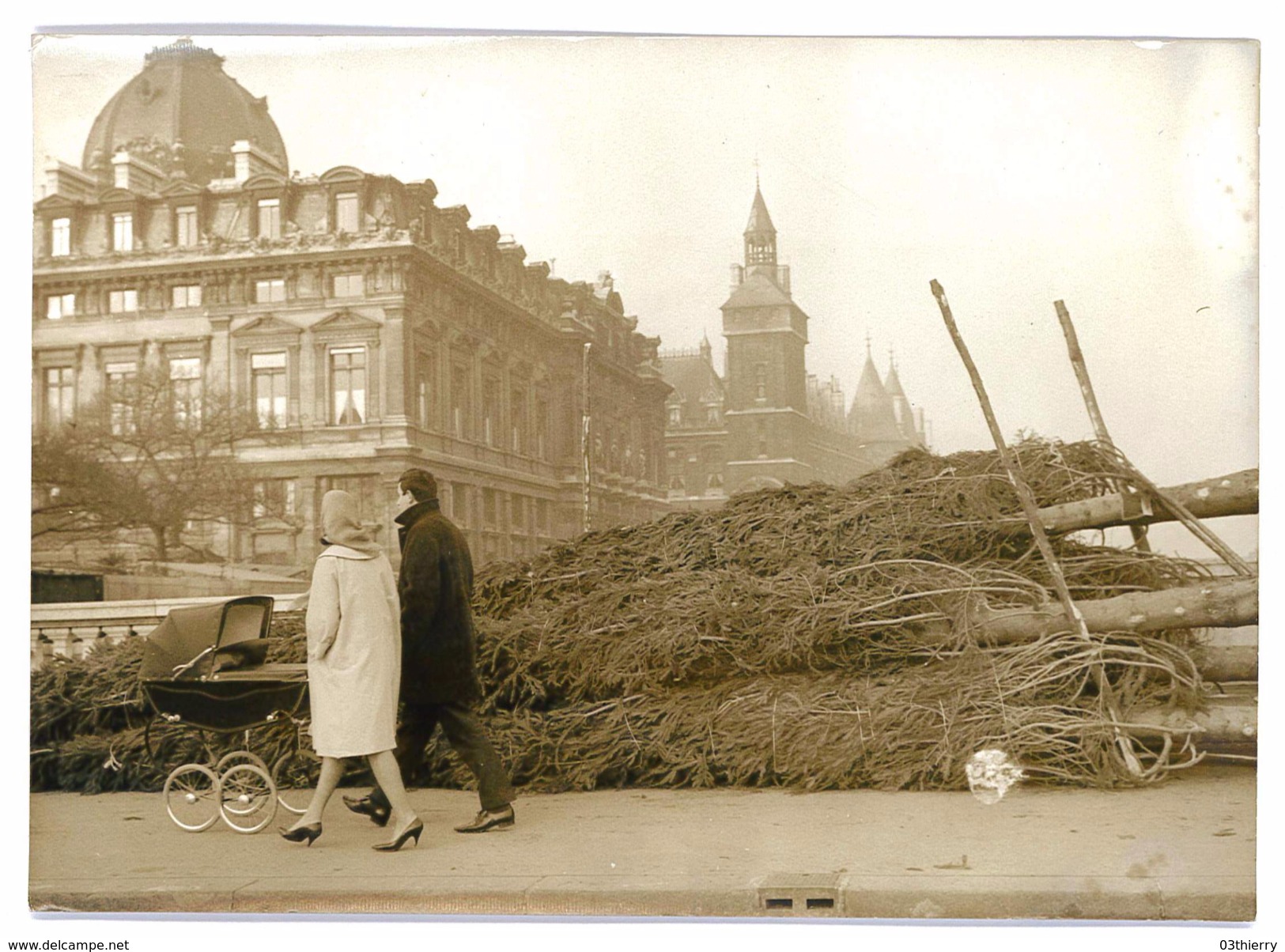 PHOTOGRAPHIE AGIP ROBERT COHEN NOEL 1962 PARIS PONT D'ARCOLE LES SAPINS A VENDRE - Lieux