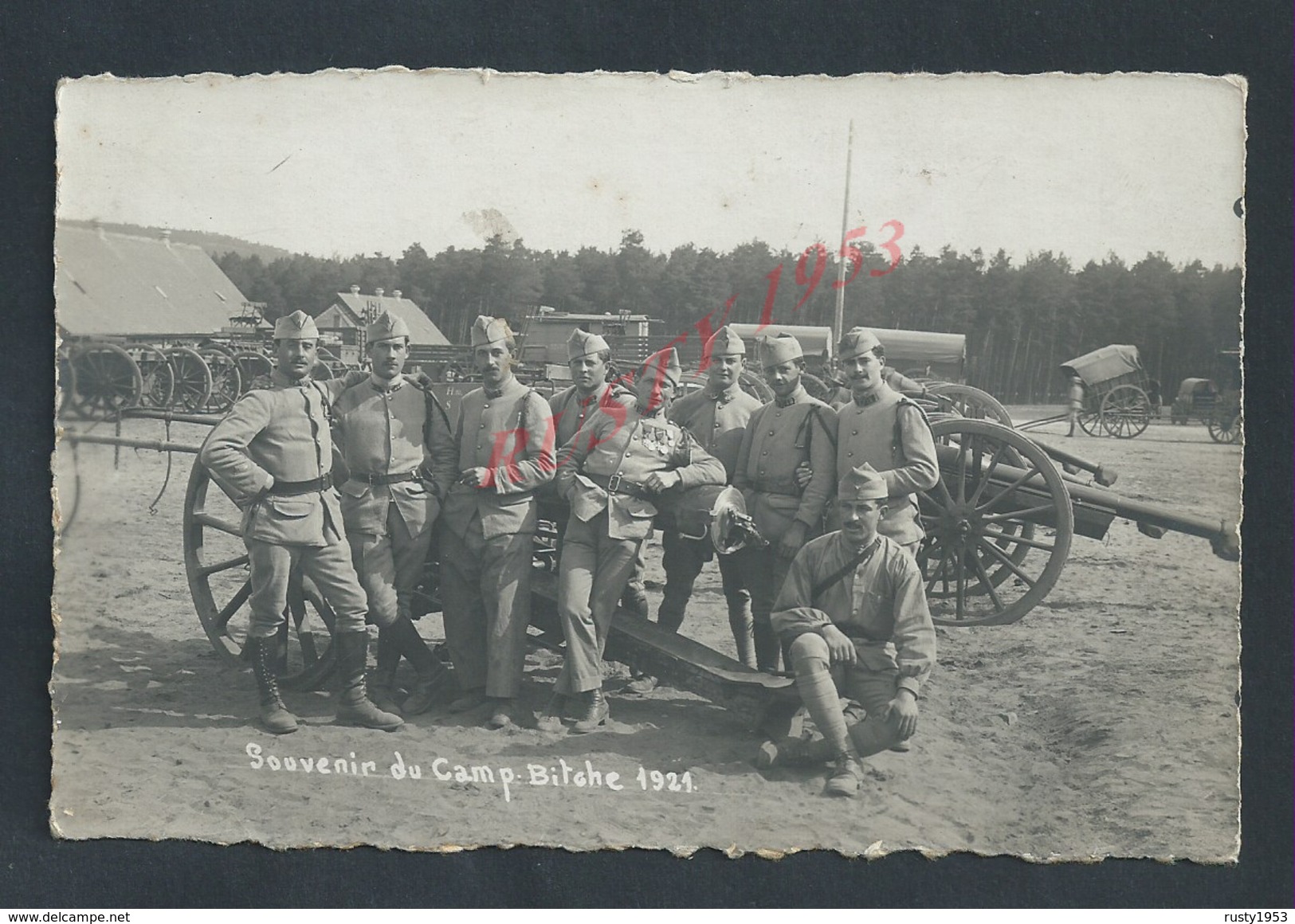 MILITARIA CARTE PHOTO MILITAIRE SOLDATS & CANON SOUVENIR BITCHE 1921 NON ECRITE : - Personnages