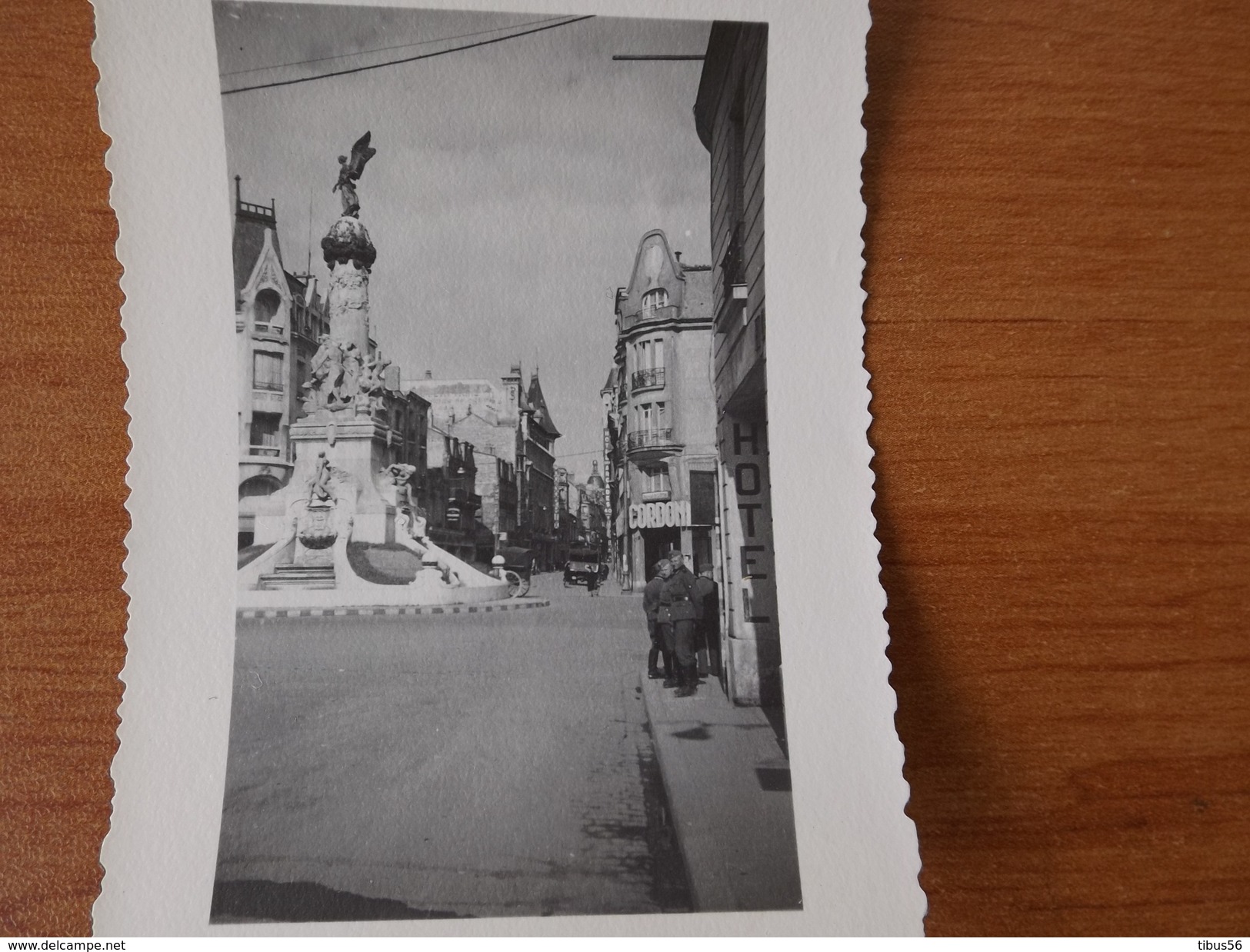 REIMS WW2 SOLDATS ALLEMANDS  PLACE DROUET D ERLON  HOTEL MAGASIN STATUE LA GLOIRE - Autres & Non Classés