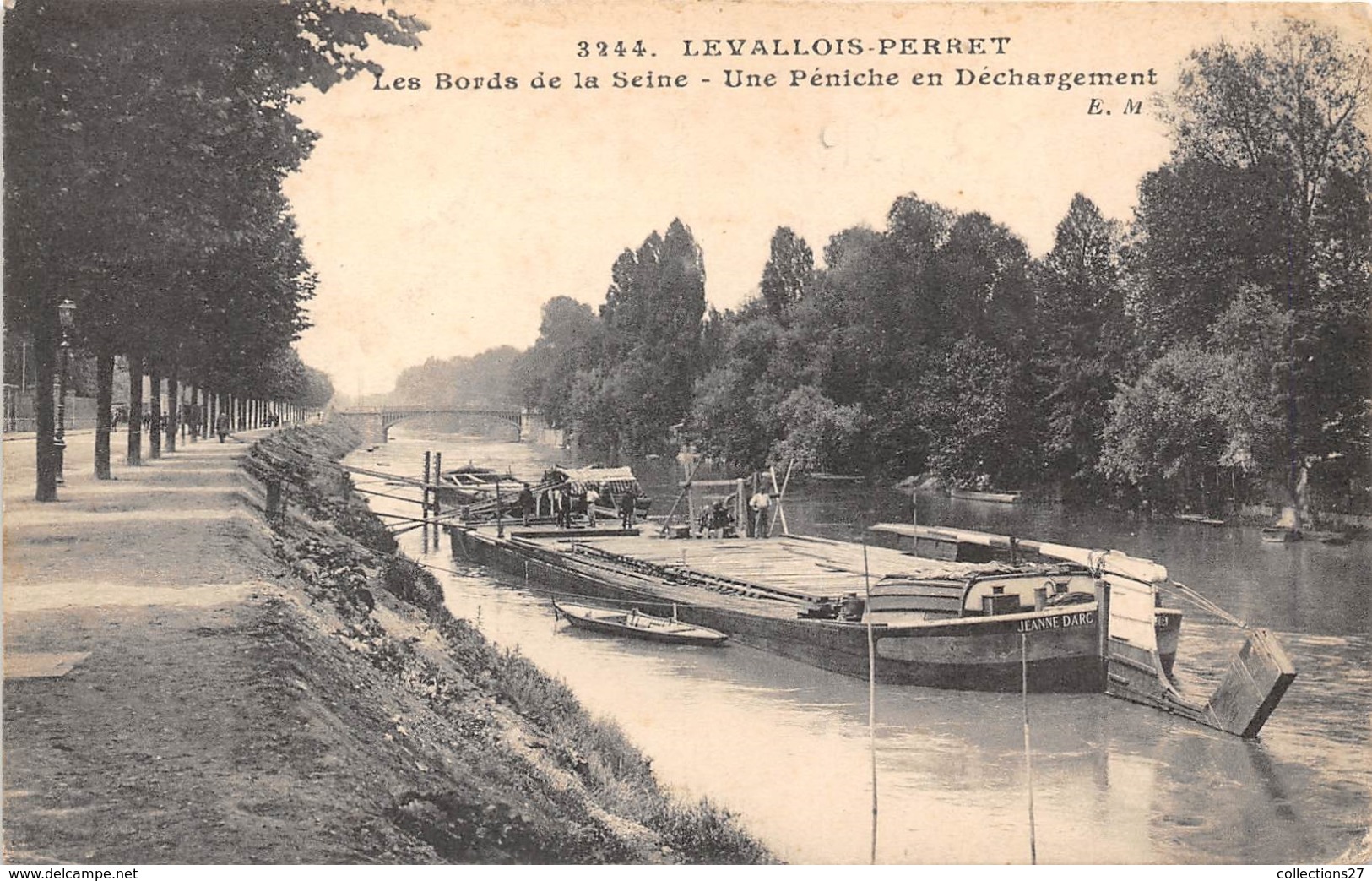 92-LEVALLOIS PERRET- LES BORDS DE SEINE, UNE PENICHE EN DECHARGEMENT - Levallois Perret