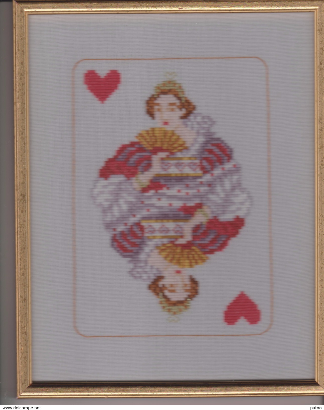 DAME DE COEUR ( JEU DE CARTES )   REALISEE  AU POINT DE CROIX ET PRÉSENTÉE  SOUS  CADRE  /ATTACHE AU DOS  ( 20x 26cm) - Cross Stitch