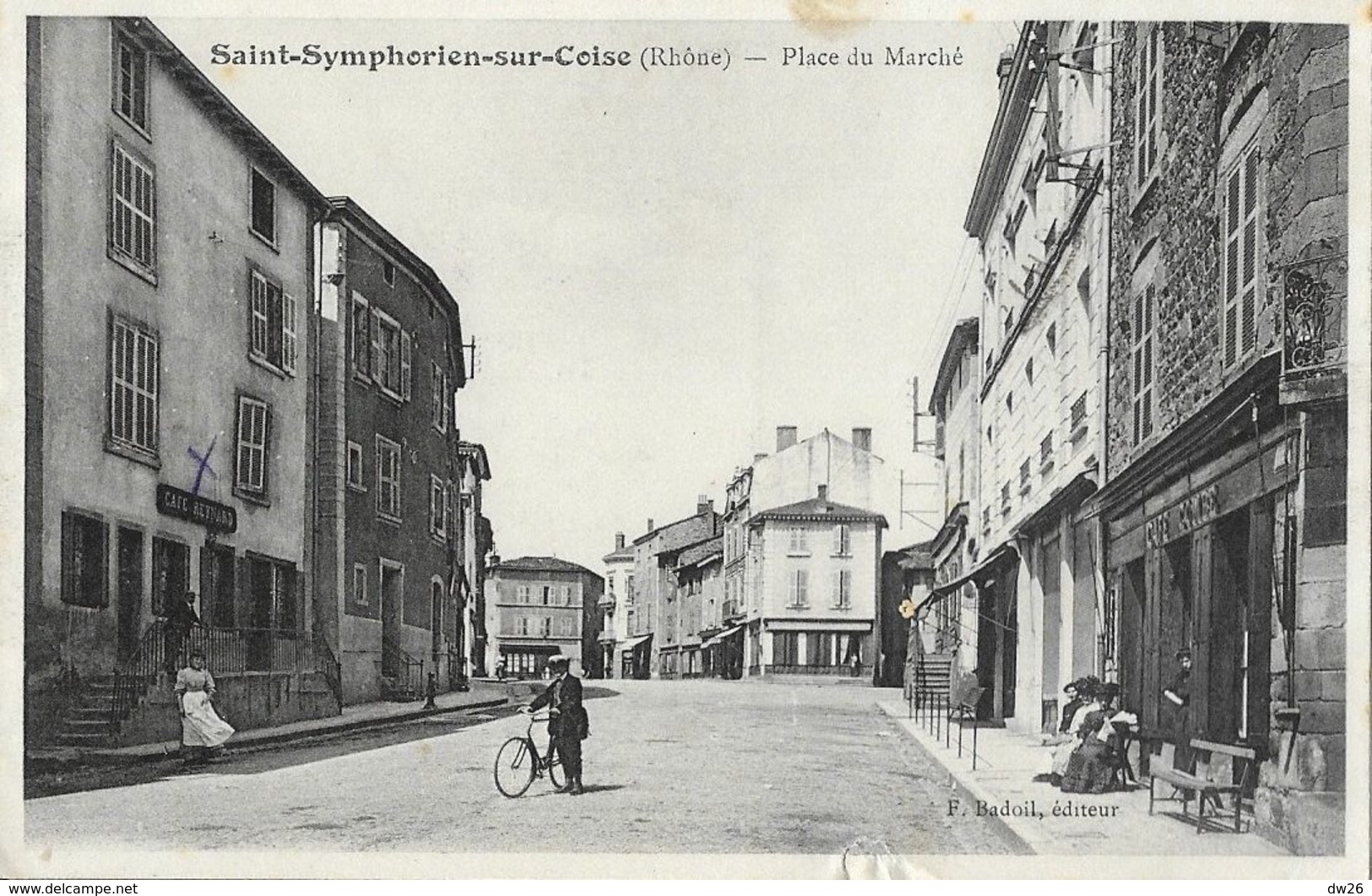 St Saint-Symphorien-sur-Coise (Rhône) - Place Du Marché, Cycliste Devant Le Café Reynard - Edition F. Badoil - Saint-Symphorien-sur-Coise