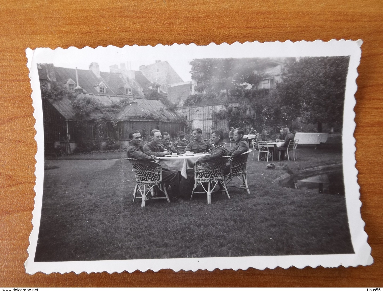 VALENCIENNES  WW2 22.08.43 SOLDATS ALLEMANDS  SOLDATENHEIM DANS LE JARDIN - Autres & Non Classés