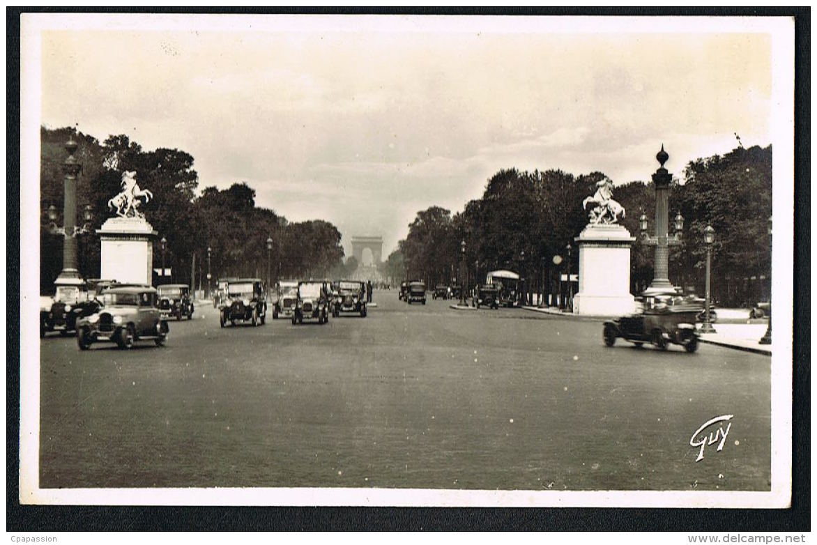 PARIS -AUTOS Années 1930 - Nombreux Modèles  Sur Avenue Des  Champs-Elysées -8° Paypal Sans Frais - Transport Urbain En Surface