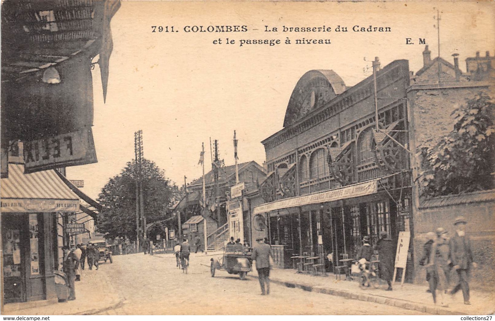 92-COLOMBES- LA BRASERIE DU CADRAN ET LE PASSAGE A NIVEAU - Colombes
