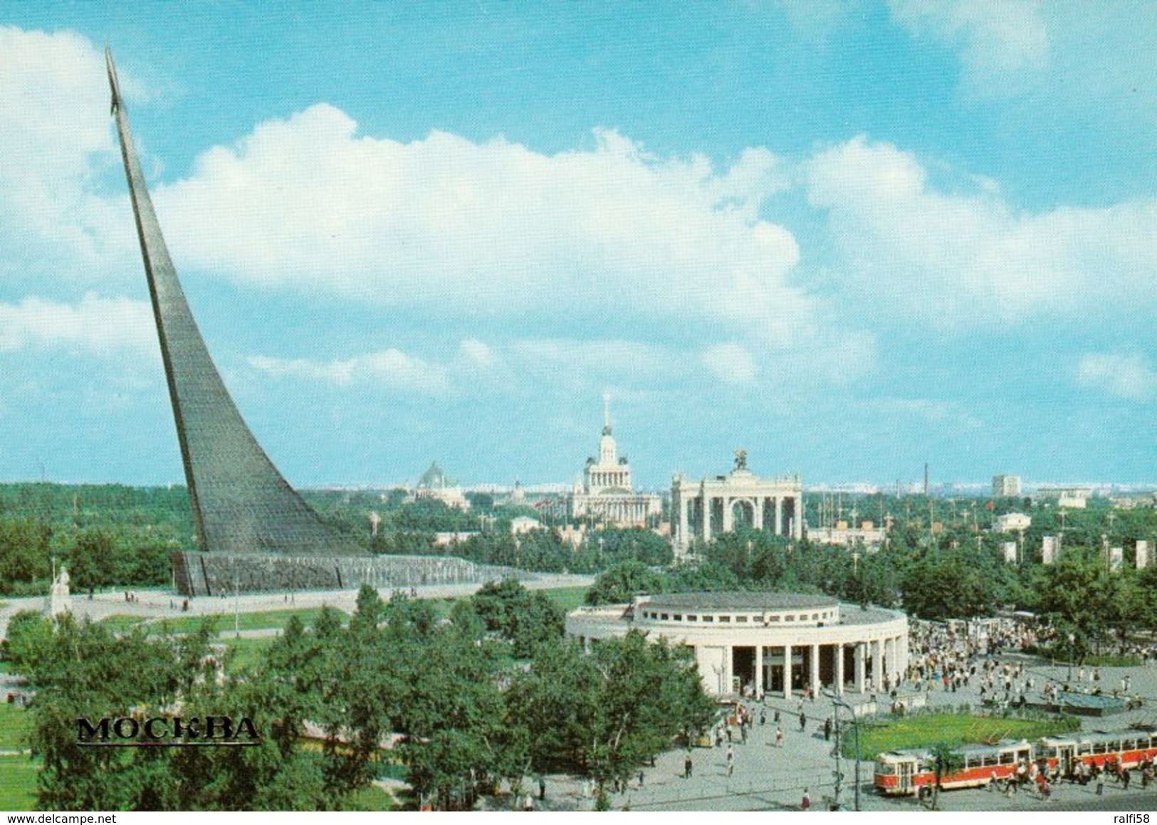 1 AK Russia Russland * Das Kosmonautenmuseum In Moskau Mit Dem "Denkmal Für Die Eroberer Des Weltraums" - Russland