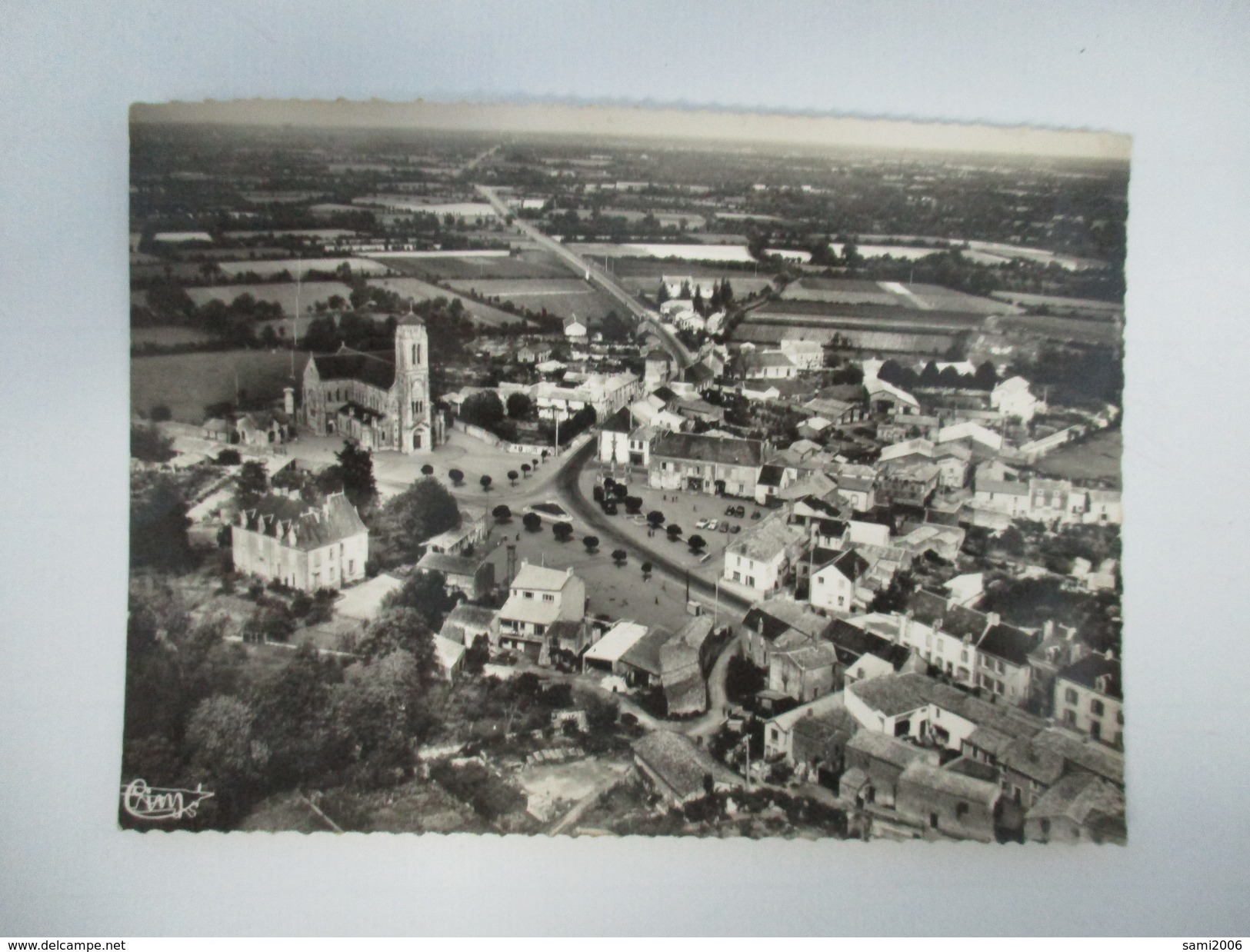 CPA PHOTO 85 LES LUCS SUR BOULOGNE VUE AÉRIENNE - Les Lucs Sur Boulogne