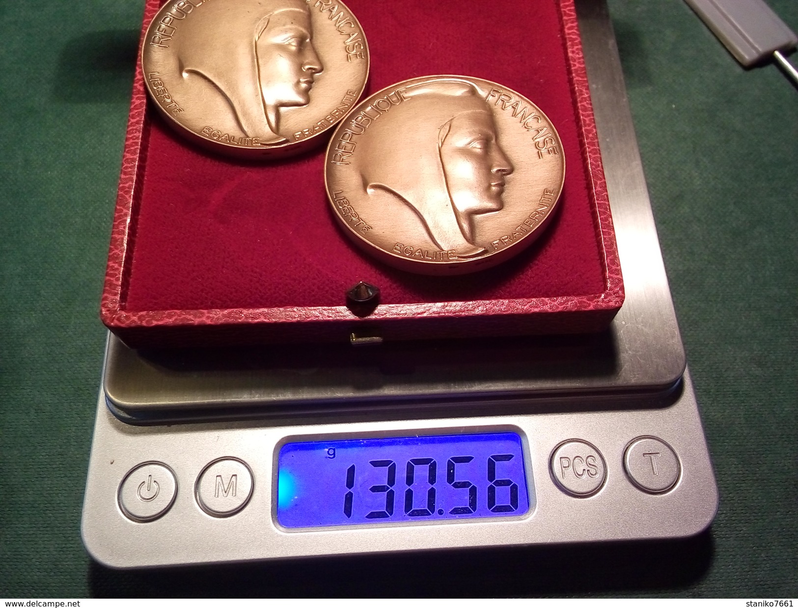 DEUX MEDAILLES BRONZE voir poinçon MARIANE par COËFFIN Diamètre 40 mm 38.80 gr env. 130.56 avec la boite