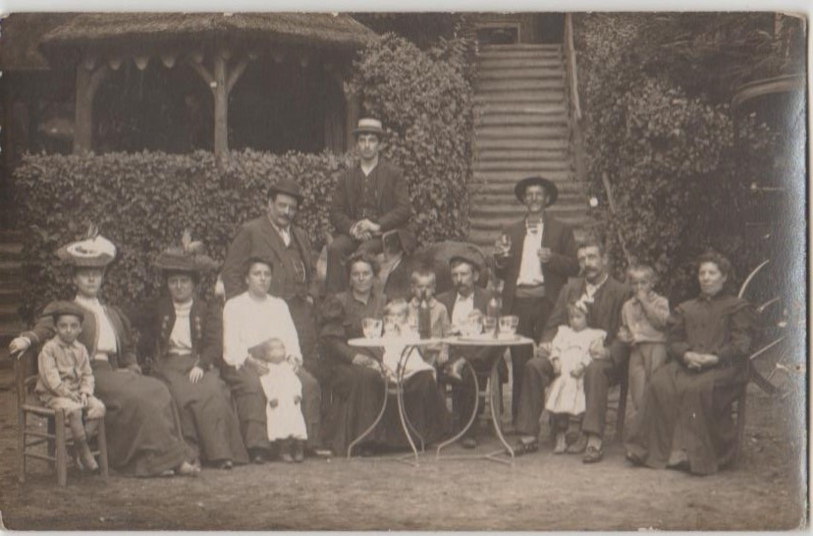 CPA PHOTO 92 LE PLESSIS ROBINSON Restaurant Du Vrai Arbre Groupe Souvenir Escalier Kiosque Rare - Le Plessis Robinson