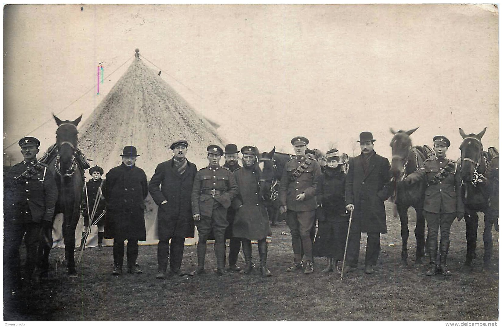 Carte-Photo - Militaires Anglais - En Cantonnement Avec Des Visiteurs - Guerra 1914-18