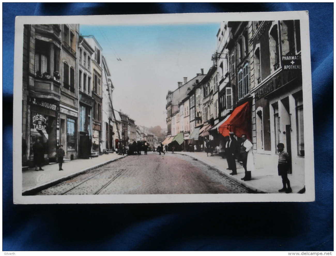 St Avold  Rue Hirschauer - Débit De Tabac, Pharmacie, Confiserie - Colorisée  - Animée - Circulée 1954 - L308 - Saint-Avold