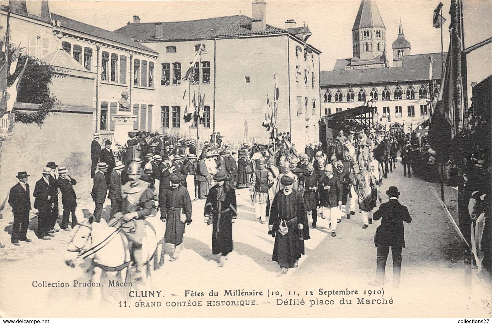 71-CLUNY- FÊTES DU MILINAIRE, 1910 GRAND CORTEGE HISTORIQUE, DEFILE PLACE DU MARCHE - Cluny