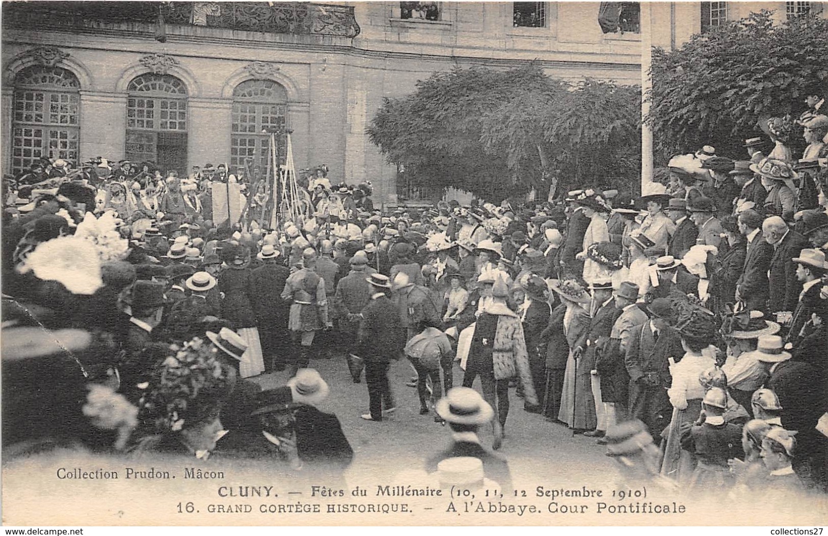 71-CLUNY- FÊTES DU MILINAIRE, 1910 , GRAND CORTEGE HISTORIQUE,  A L'ABBAYE. COUR PONTIFICALE - Cluny