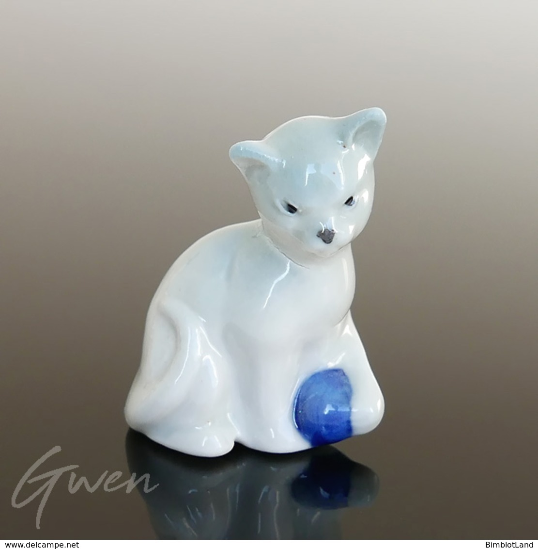 Figurine Ancienne Miniature Chat Chaton Balle Bleue 38 Mm Sujet Porcelaine Bibelot Statuette - Animales