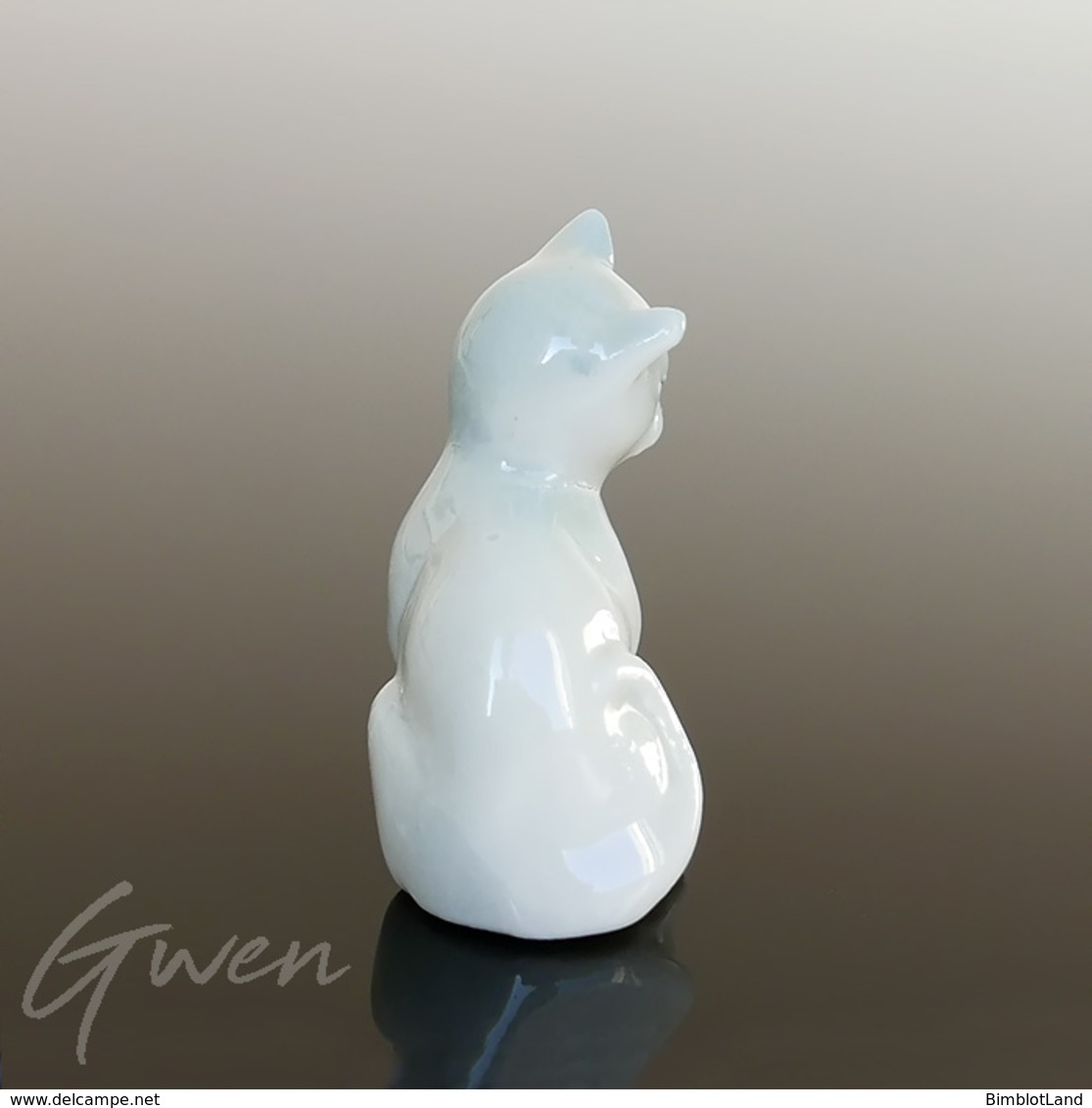 Figurine Ancienne Miniature Chat Chaton Balle Bleue 38 Mm Sujet Porcelaine Bibelot Statuette - Animals