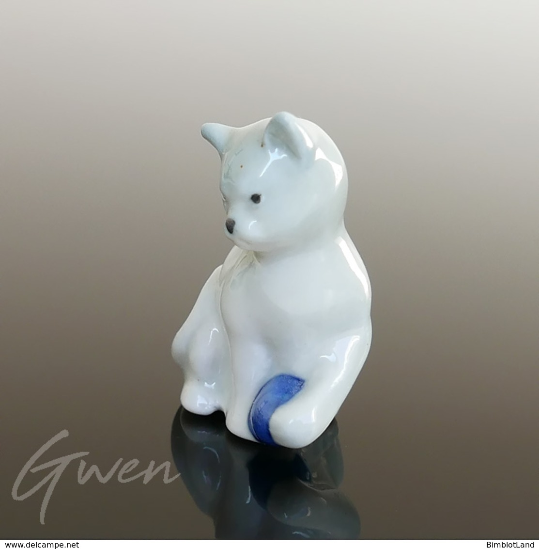 Figurine Ancienne Miniature Chat Chaton Balle Bleue 38 Mm Sujet Porcelaine Bibelot Statuette - Dieren