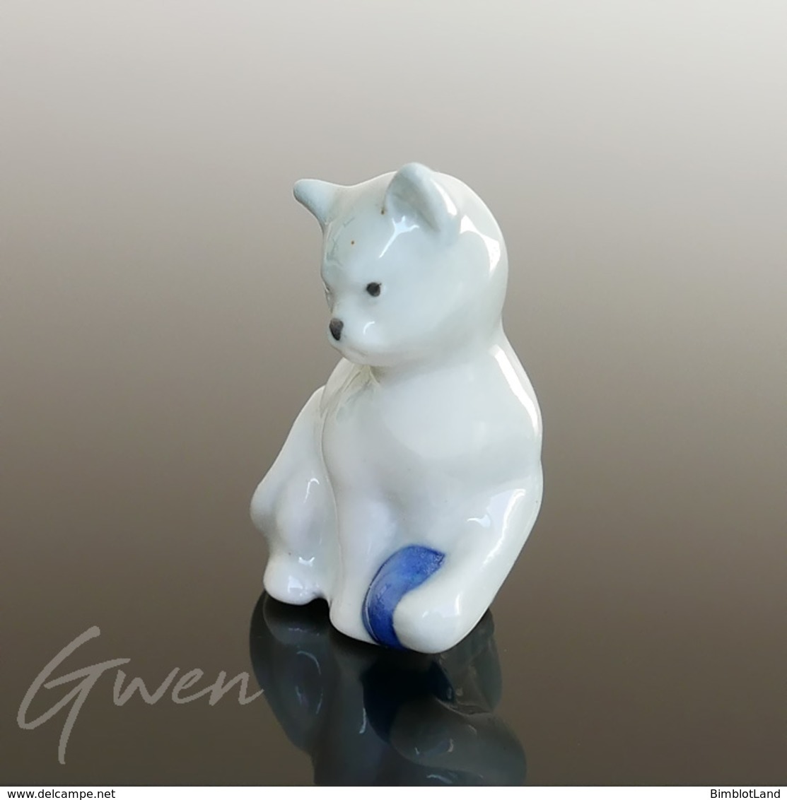 Figurine Ancienne Miniature Chat Chaton Balle Bleue 38 Mm Sujet Porcelaine Bibelot Statuette - Animals