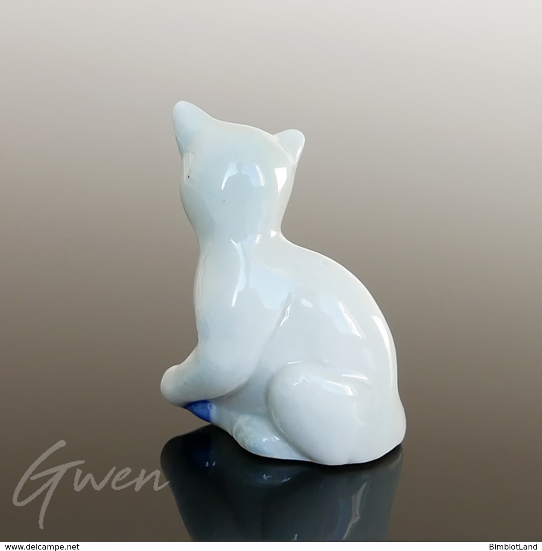 Figurine Ancienne Miniature Chat Chaton Balle Bleue 38 Mm Sujet Porcelaine Bibelot Statuette - Dieren