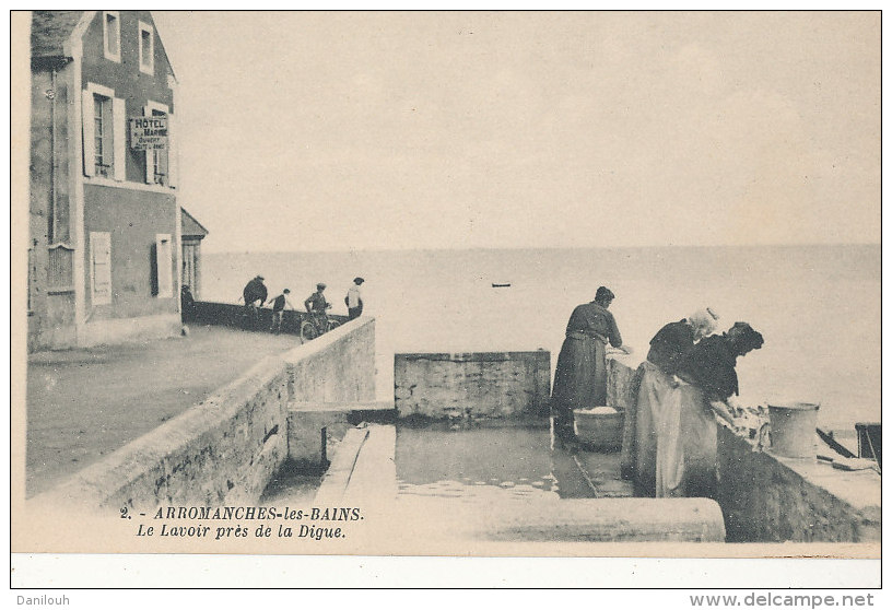 14 // ARROMANCHES    Le Lavoir Près De La Digue  2 - Arromanches