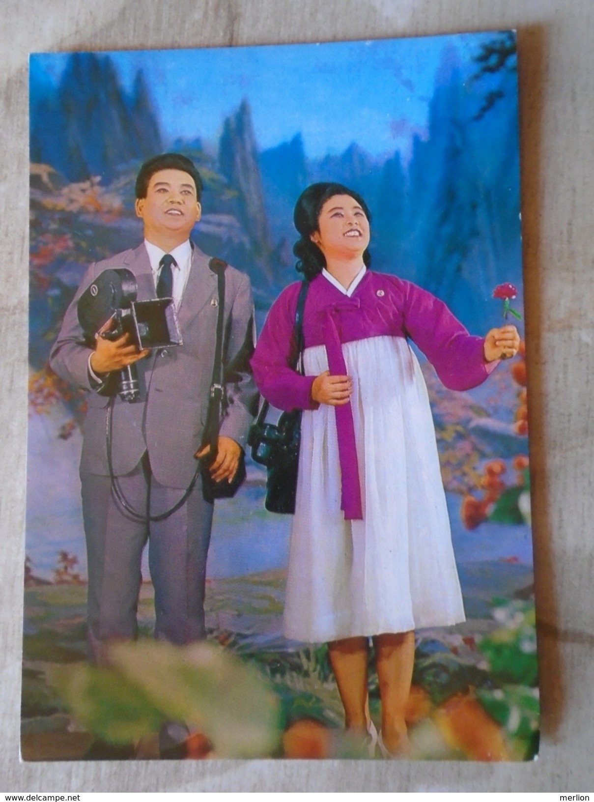 D148118  North KOREA - Son Hui  And Jun Ho On The Sangpal-dam -Eight High Ponds Mt. Kumgang - Pyonyang DPRK -theatre - Korea, North