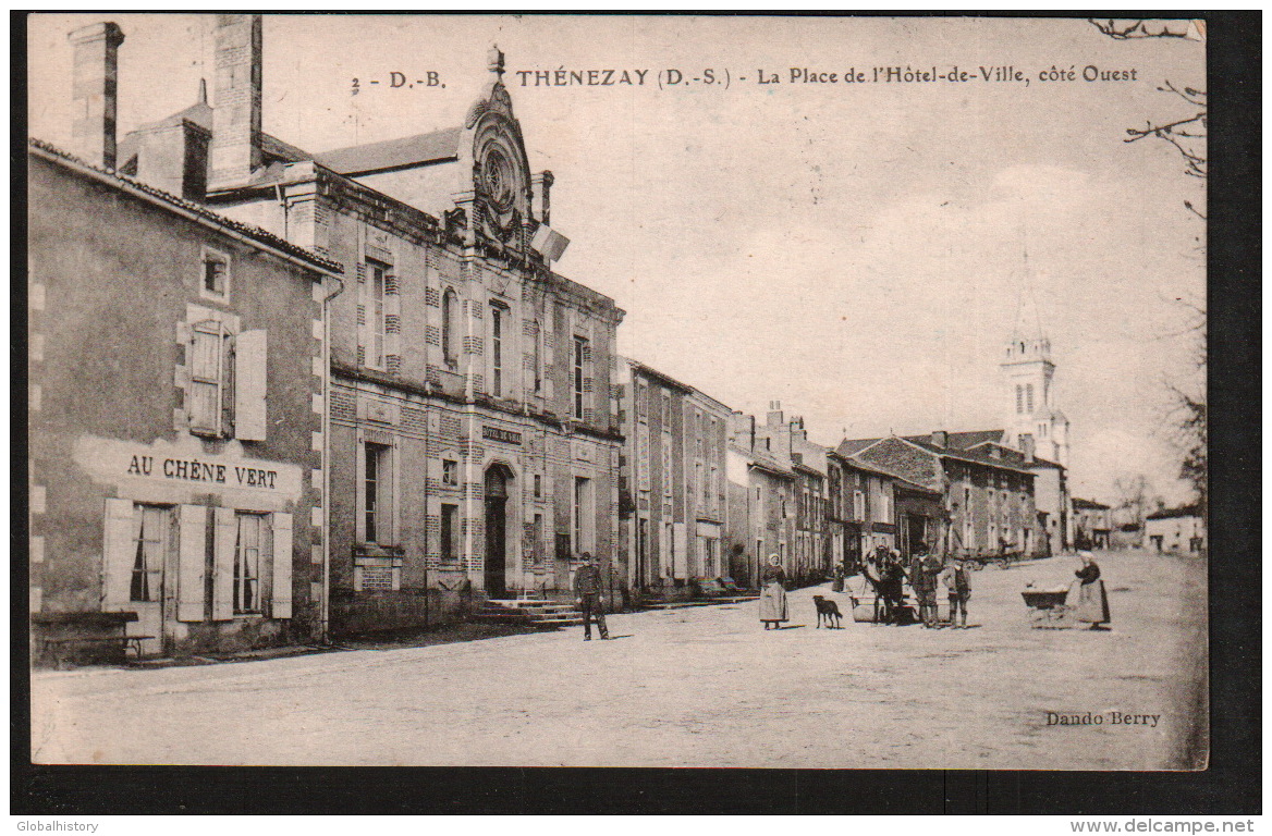 DD1056 - THÉNEZAY - LA PLACE DE'L'HÔTEL DE VILLE, CÔTE QUEST - Thenezay