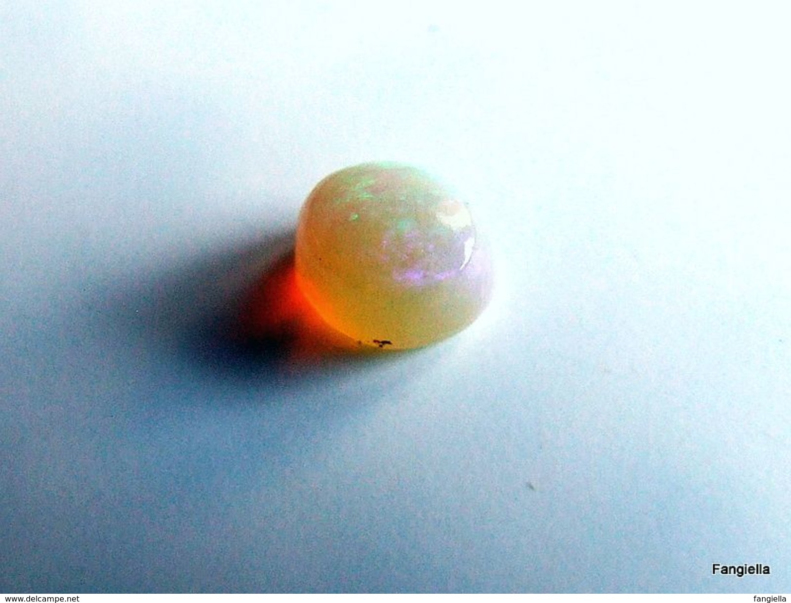 Cabochon Ovale Opale Blanche Translucide Pierre Précieuse Vert Violet Sur Reflets Orangés Environ 7x6x4mm   Une Superbe - Pearls