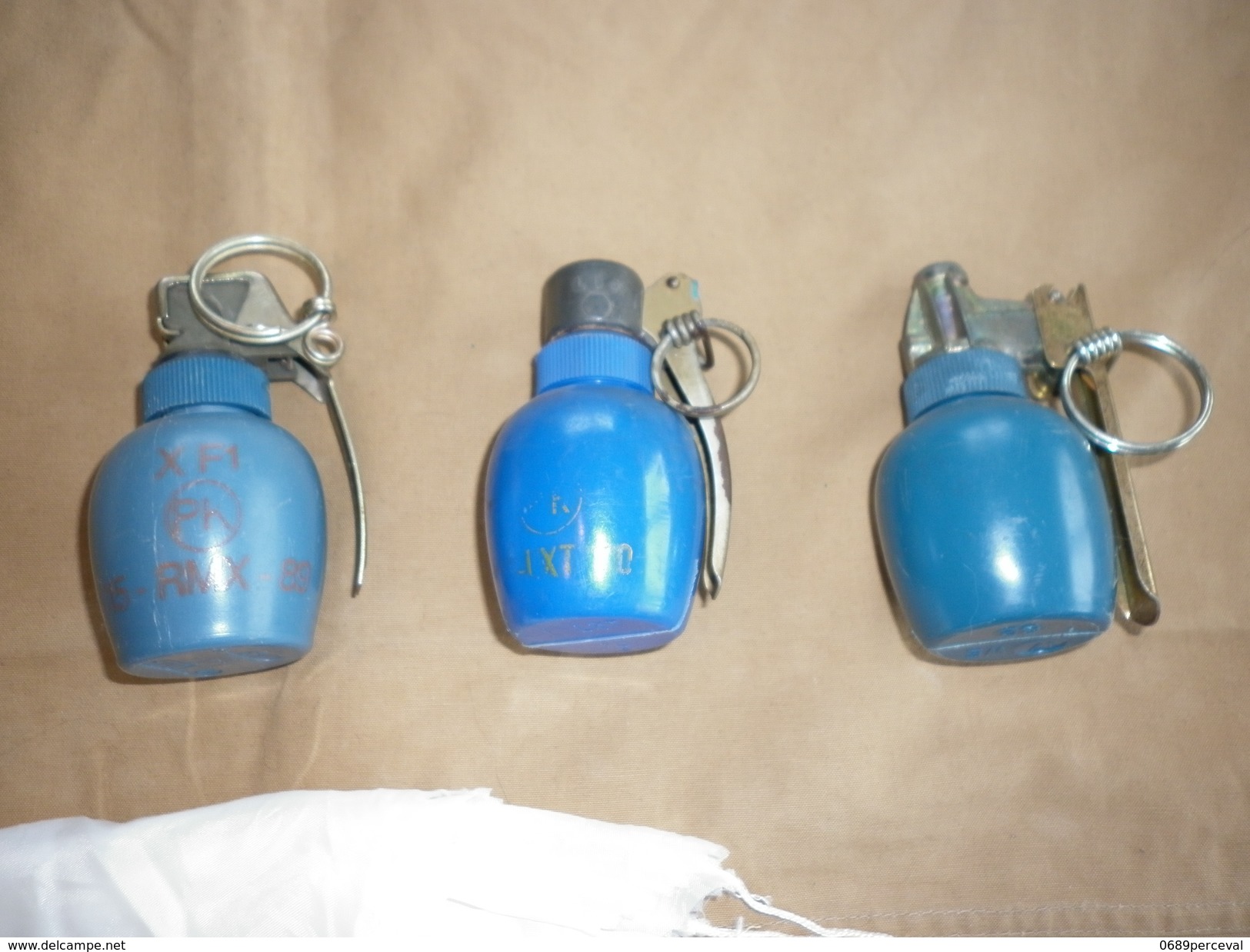 Lot Grenades Exercice + Fusees Eclairantes A Parachutes - Armi Da Collezione