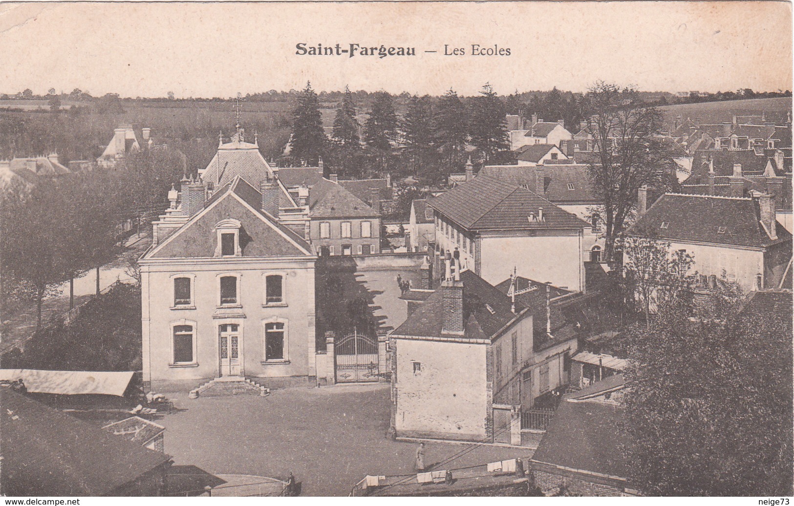 Carte Postale Ancienne De L'Yonne - Saint Fargeau - Les Ecoles - Saint Fargeau