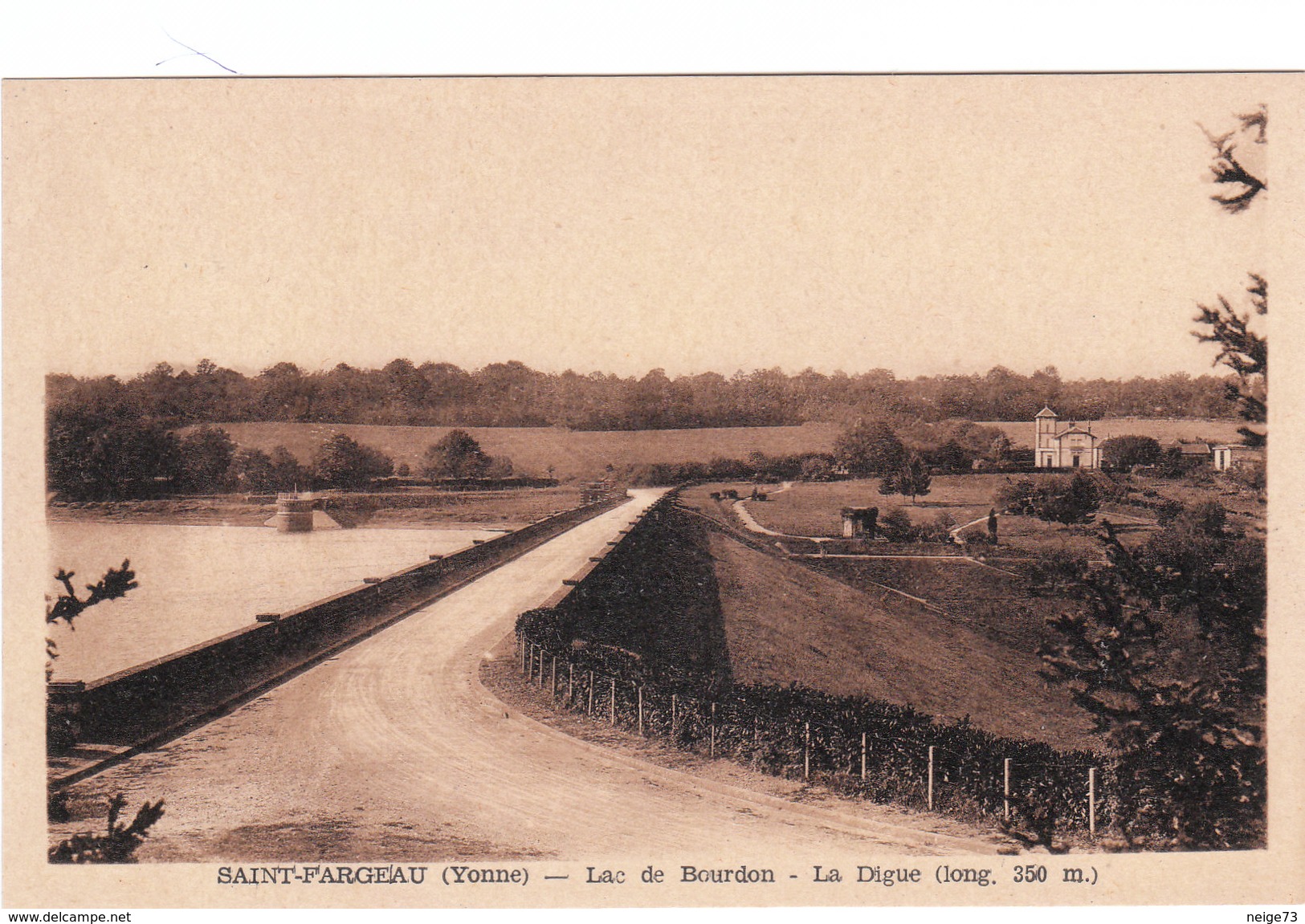 Carte Postale Ancienne De L'Yonne - Saint Fargeau - Lac De Bourdon - La Digue (long.350m.) - Saint Fargeau