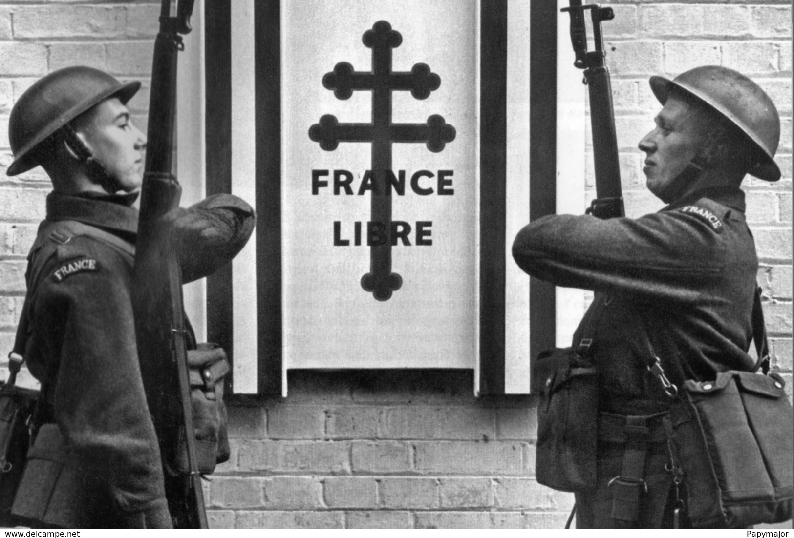 Militaria WW2 - Deux Soldats Des FFL Présentent Les Armes Devant L'entrée De Carlton Gardens à Londres - 1939-45