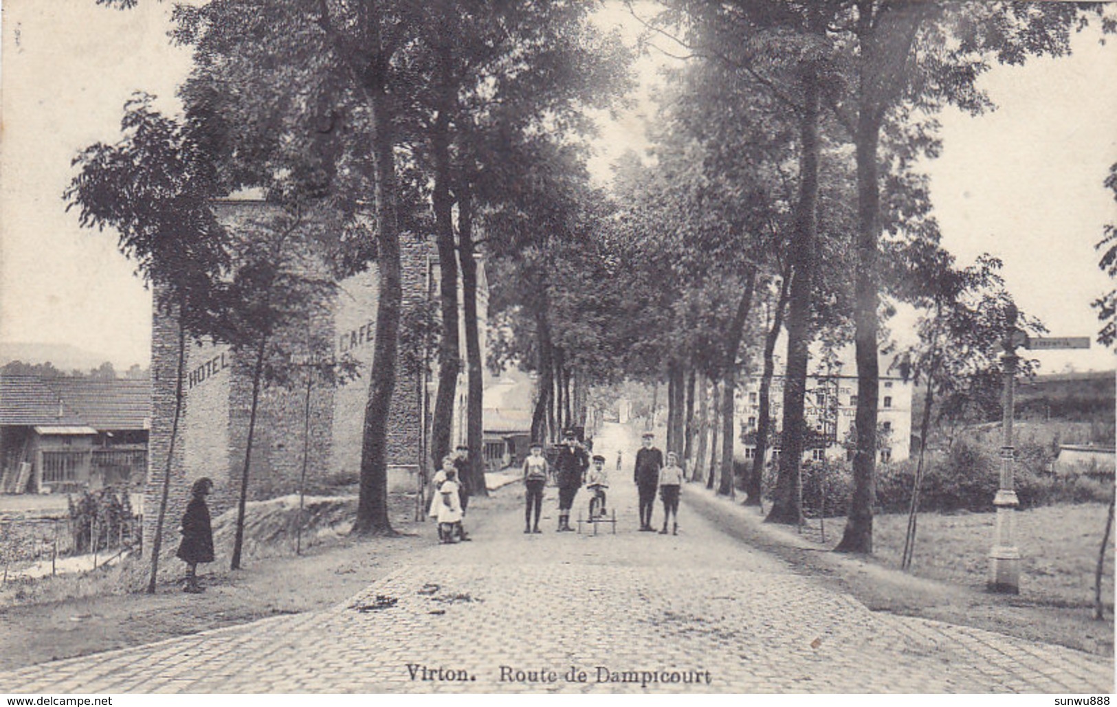 Virton - Route De Dampicourt (belle Animation, Grand Bazar Virtonnais, 1911) - Virton