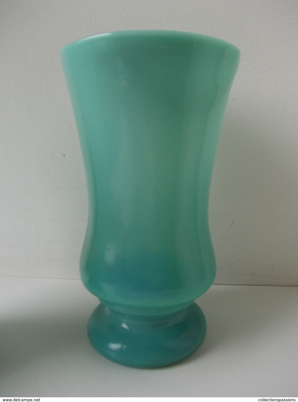 - Ancien Vase En Opaline Verte - - Vidrio & Cristal