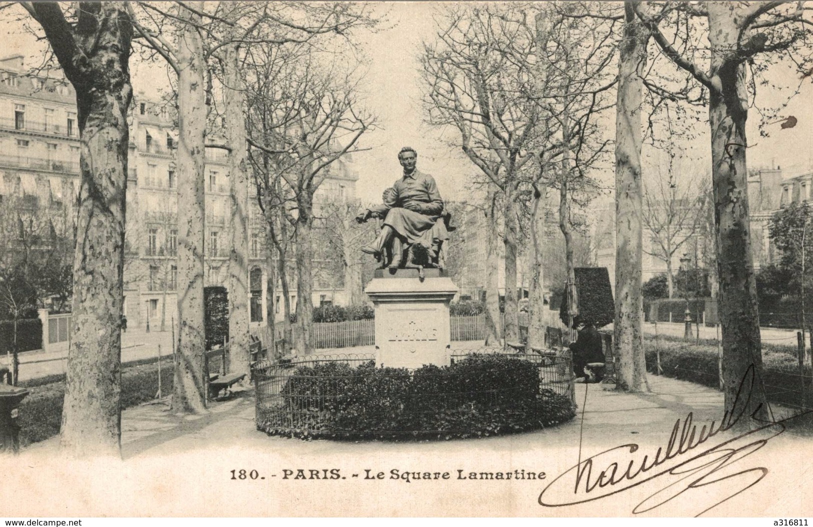 PARIS LE SQUARE LAMARTINE - Statues