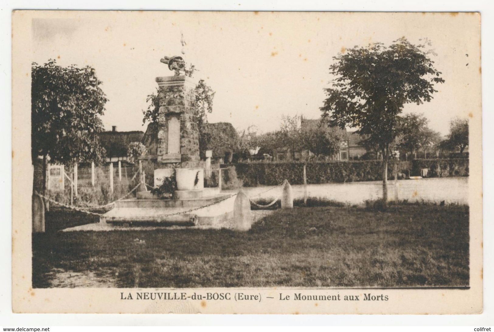 27 - La Neuville-du-Bosc           Le Monument Aux Morts - Autres & Non Classés