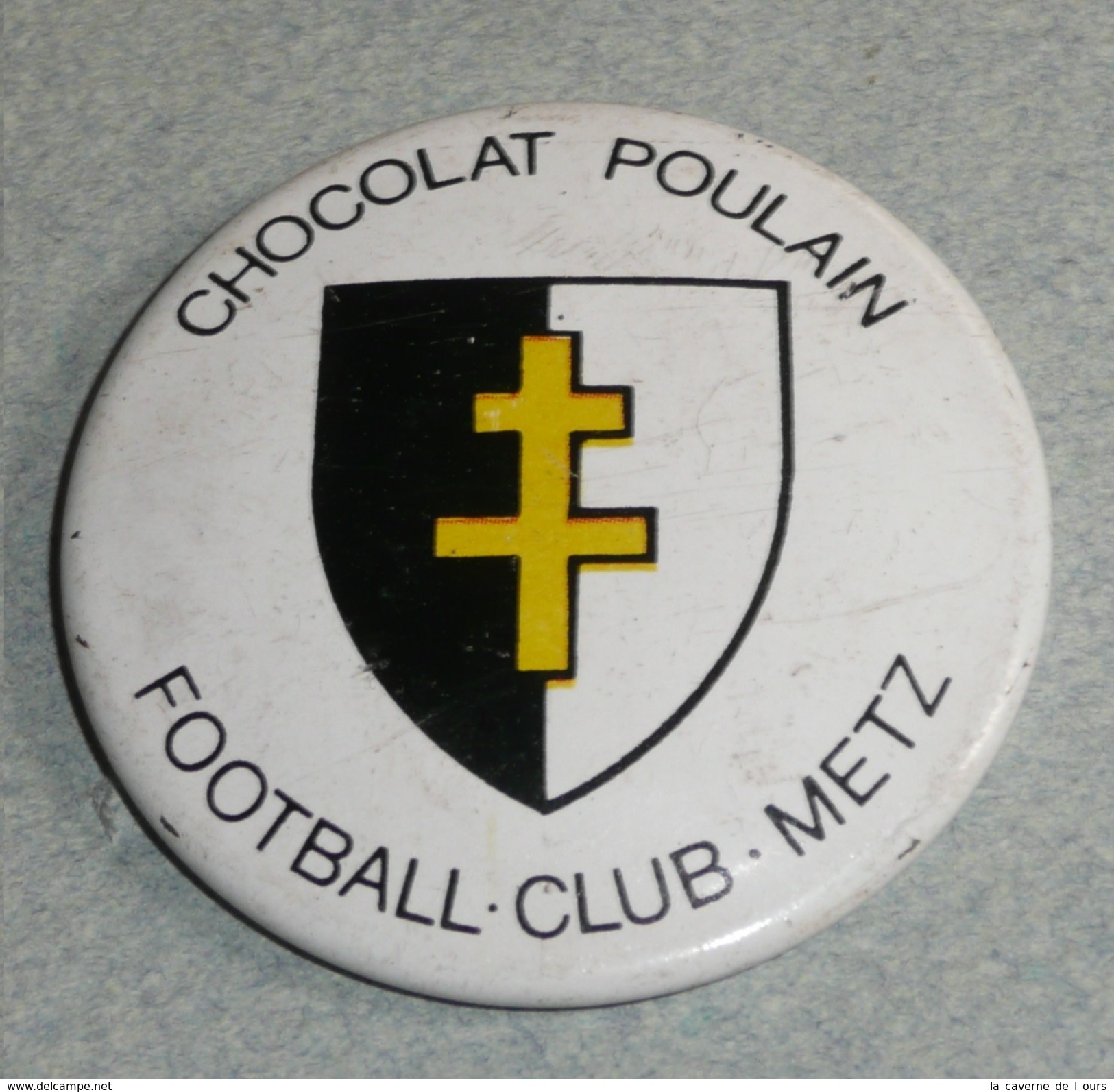 Vintage Ancien Badge En Tôle émaillée, Chocolat POULAIN, FCM Football Club De Metz, Croix De Lorraine - Chocolat