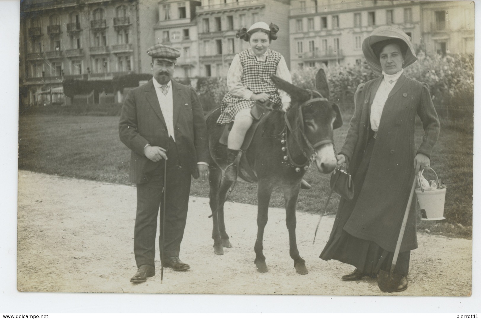 DIEPPE - Belle Carte Photo Couple élégant Avec Fillette Sur Un âne Prise à DIEPPE En 1910 - Photo HEMERY à DIEPPE - Dieppe