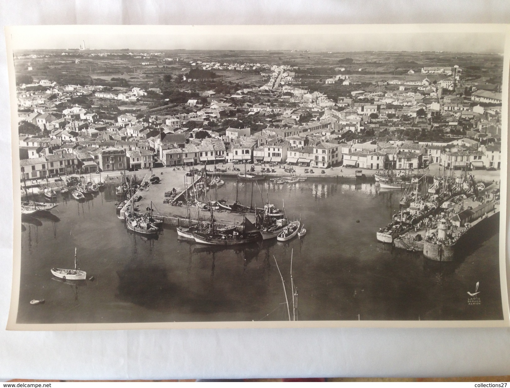 85- ILE D'YEU- LE PORT-JOINVILLE- UN PORT DE PÊCHE ,  DOCUMENTATION AERIENNE (LAPIE) GRANDE PHOTO, - Autres & Non Classés