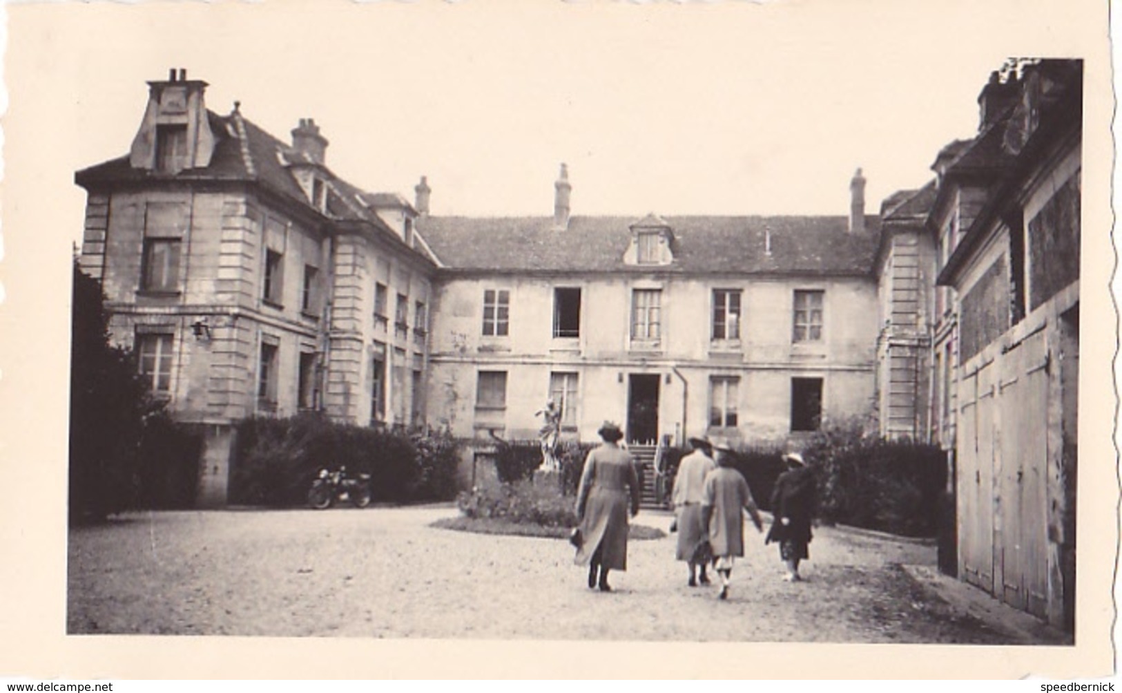 26193 Photo De 1937 Mantes Cour Hotel De L'Ile Aux Dames France 78 -Mme Muchamblas - Lieux