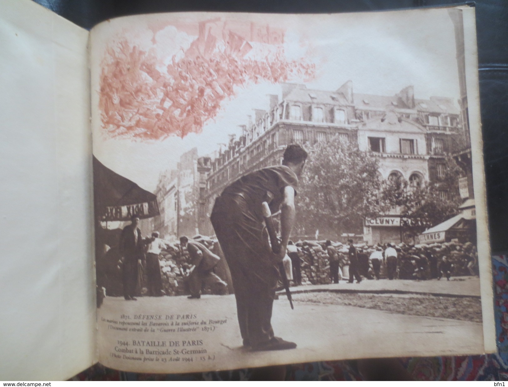 UN MICRO DANS LA BATAILLE DE PARIS 20-26 AOÛT 1944.  Édition d'avril 1945 comprenant 4 disques 78 tours - VOIR PHOTOS