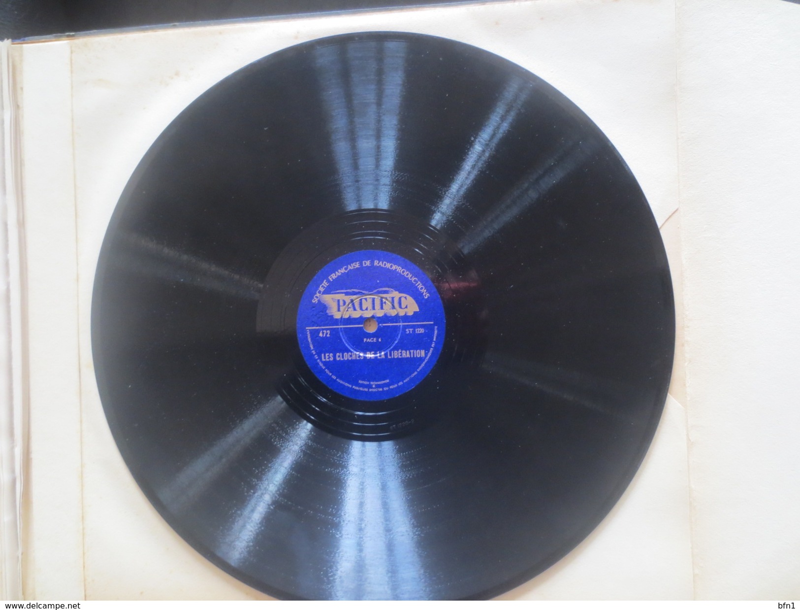 UN MICRO DANS LA BATAILLE DE PARIS 20-26 AOÛT 1944.  Édition d'avril 1945 comprenant 4 disques 78 tours - VOIR PHOTOS